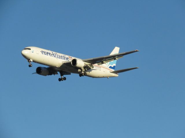 BOEING 767-300 (CS-TKR)