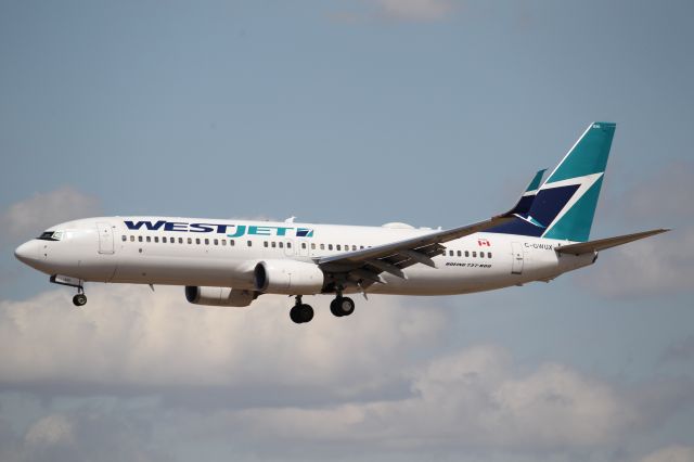 Boeing 737-800 (C-GWUX)