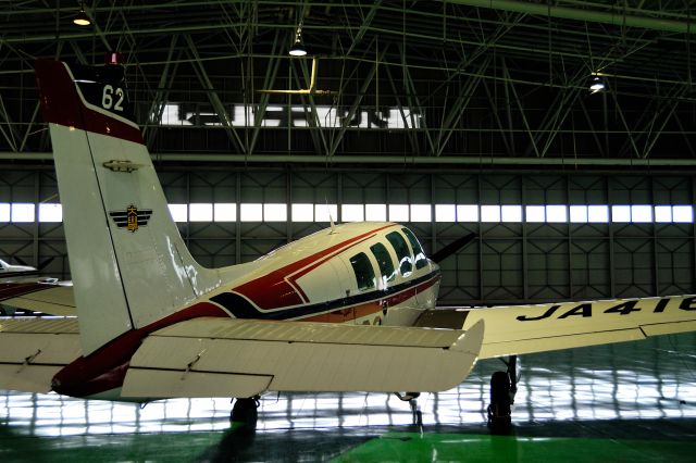 Beechcraft Bonanza (36) (JA4162) - Beechcraft 36 Bonanzabr /Civil Aviation College(MIYAZAKI.JPN)(Hangar)br /独立行政法人 航空大学校
