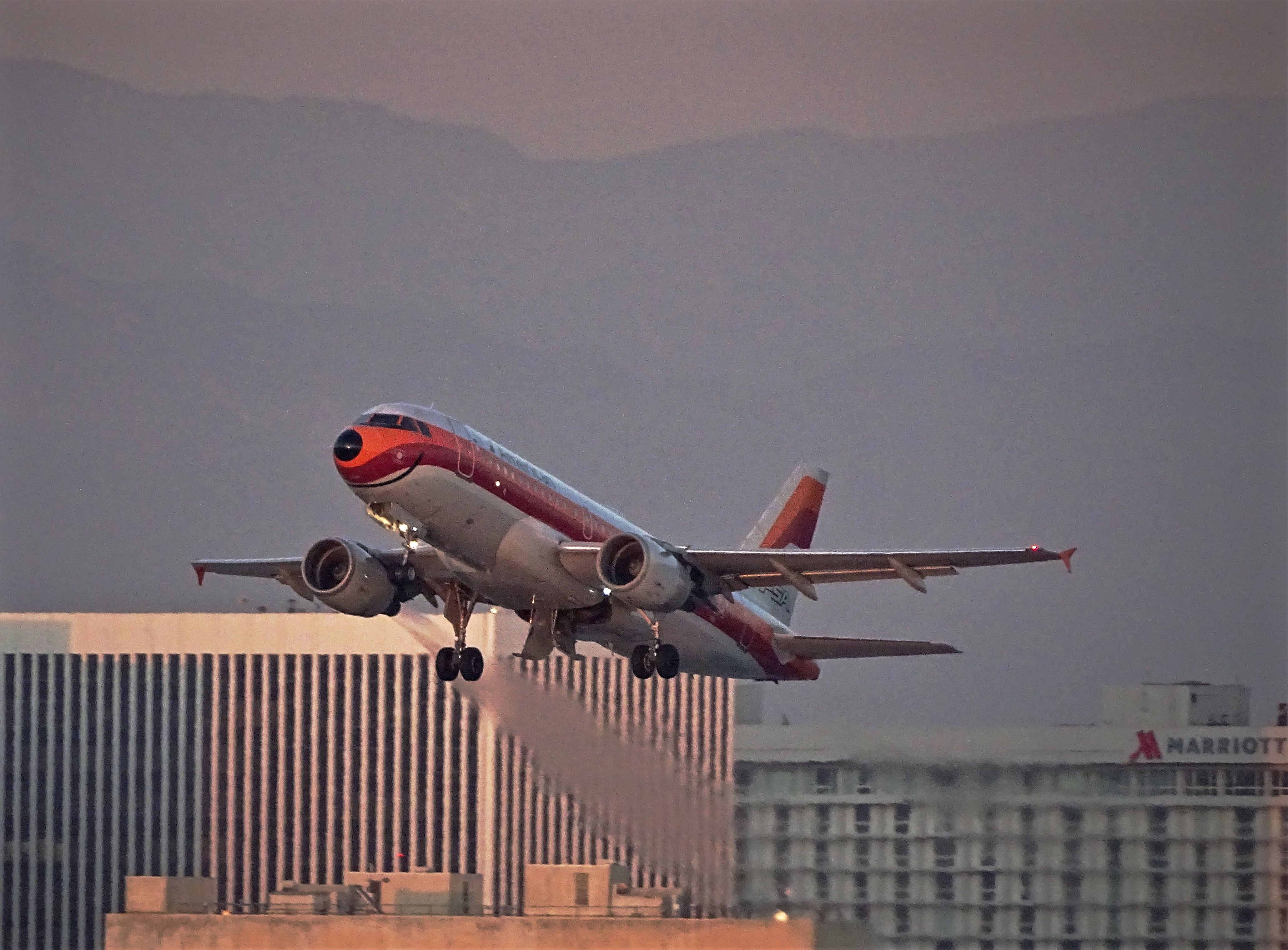 Airbus A319 (N742PS)