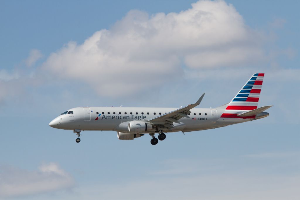 Embraer 170/175 (N418YX)