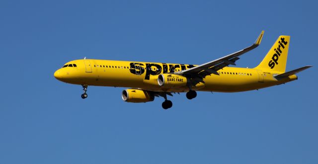 Airbus A321 (N670NK) - On final is this 2016 Spirit Airlines Airbus A321-231 in the Winter of 2020.