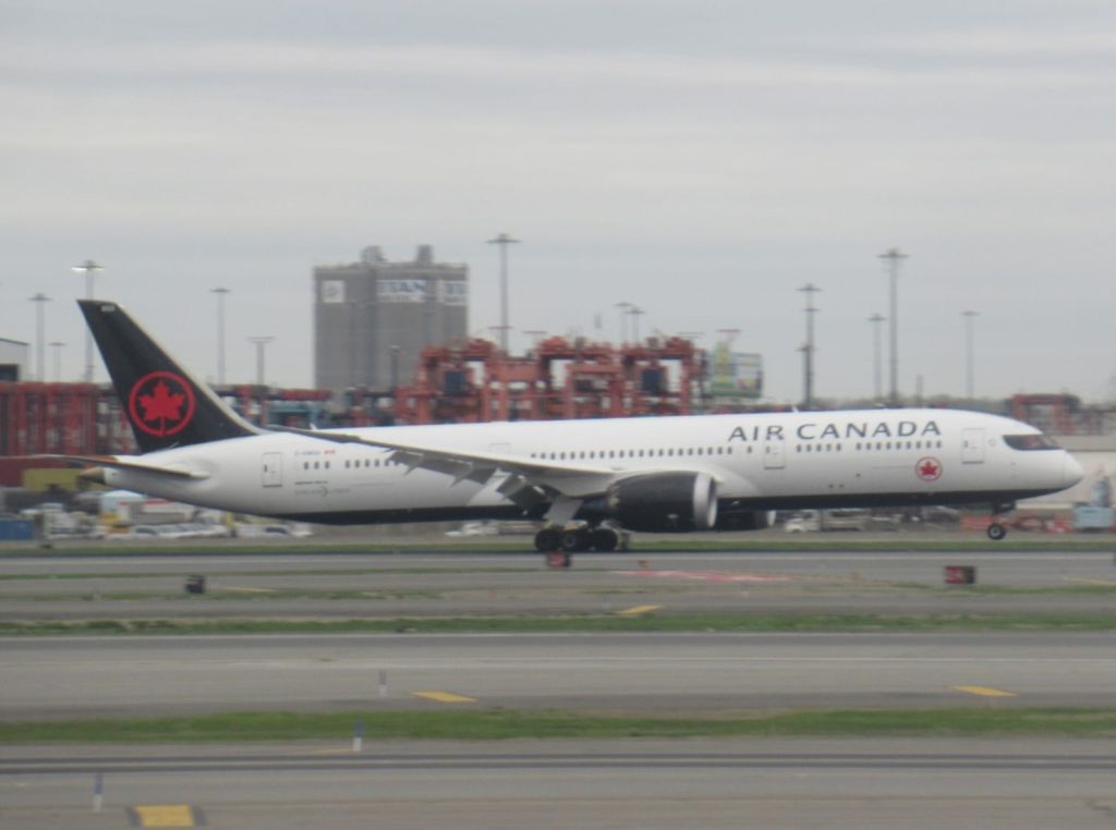 Boeing 787-9 Dreamliner (C-GWUU)