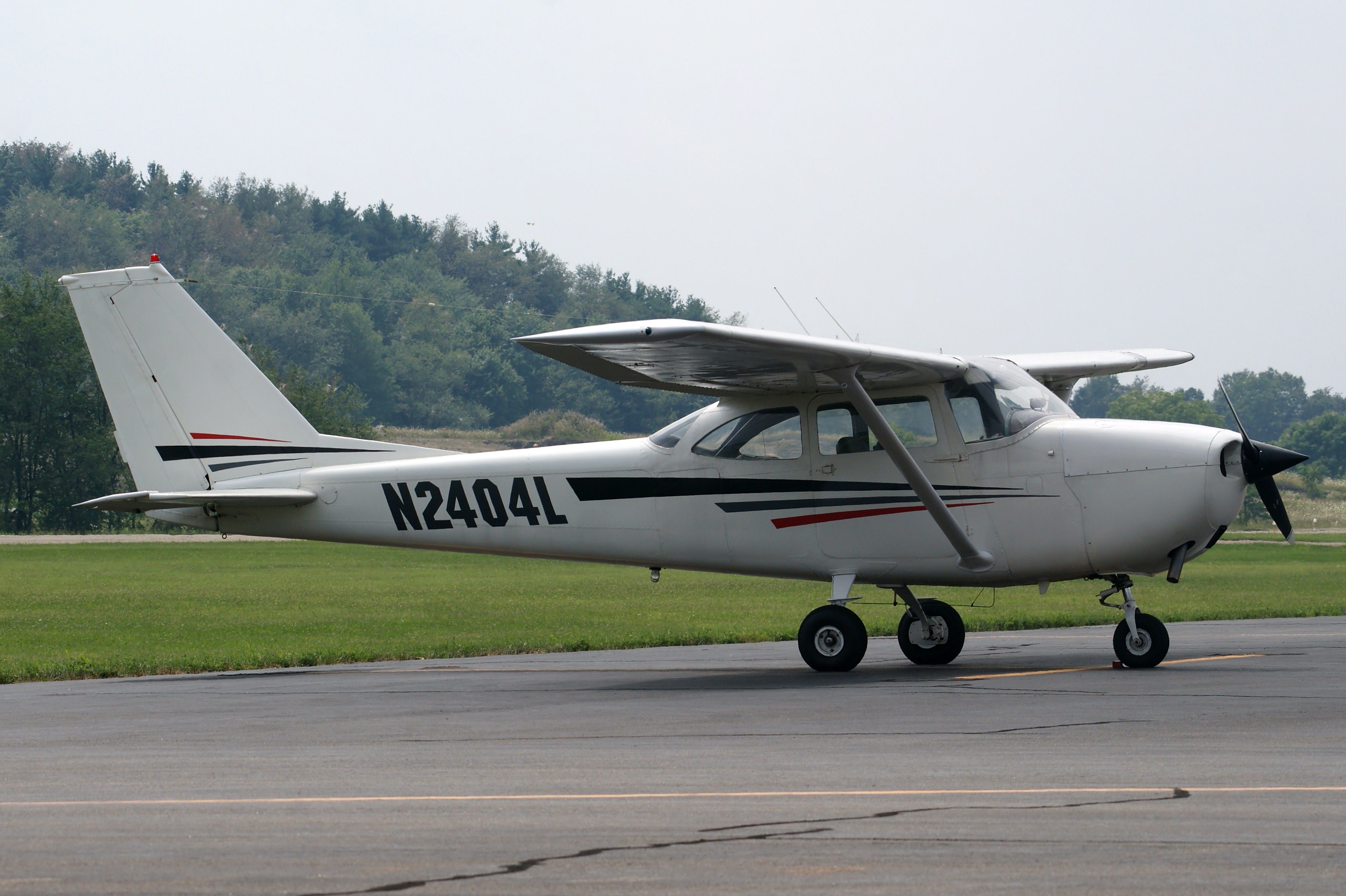 Cessna Skyhawk (N2404L)