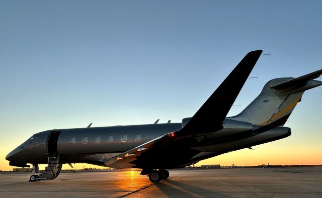 Canadair Challenger 350 (N90WE)