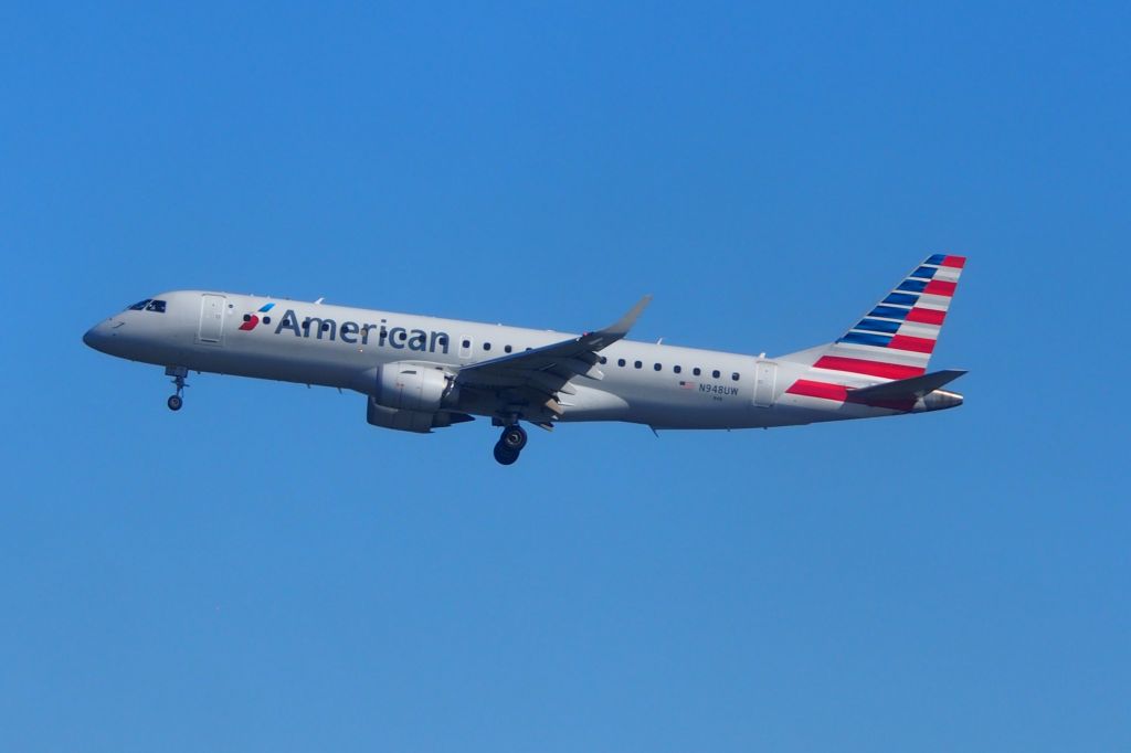 Embraer ERJ-190 (N948UW)