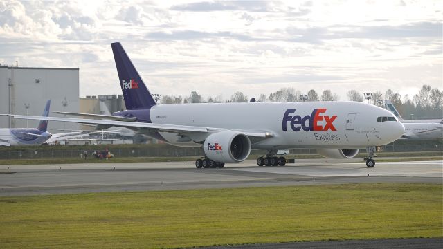 Boeing 777-200 (N889FD) - BOE64 taxis onto runway 16R for a flight test on 11/6/12. (LN:1057  c/n 41067).