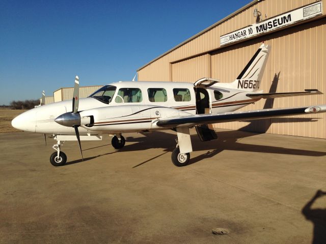 Piper Navajo (N6627L)