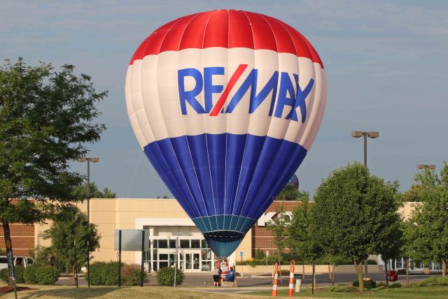 Unknown/Generic Balloon (N2646S) - A Lindstrand 90X, (Re/Max) just after touchdown in front of Kohls in Rossford, OH on 15 Jul 2018.br /Nineteen balloons competed in the 3rd annual Glass City Balloon Race in Rossford, OH.