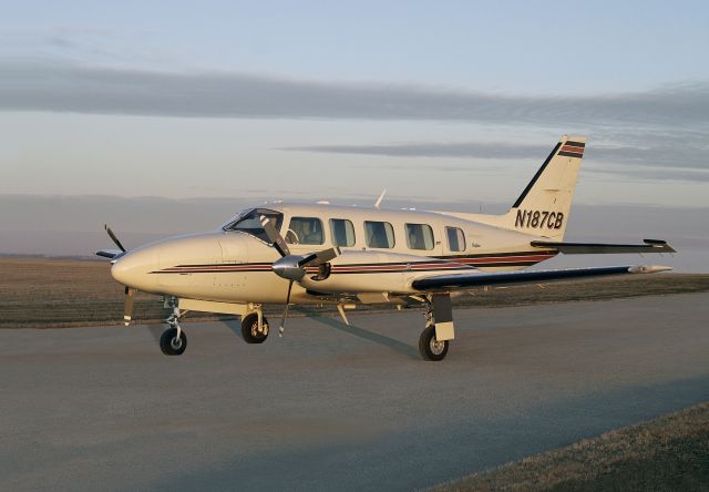 Piper Navajo (N187QB)
