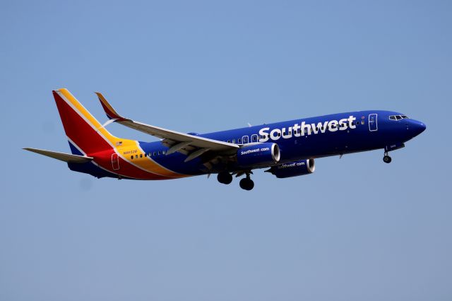 Boeing 737-800 (N8652B) - Went plane spotting for the first time at KMKE and I was at the observation lot for MKE.