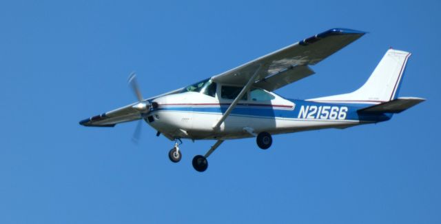 Cessna Skylane (N21566) - On short final is this 1973 Cessna 182P Skylane in the Autumn of 2023.