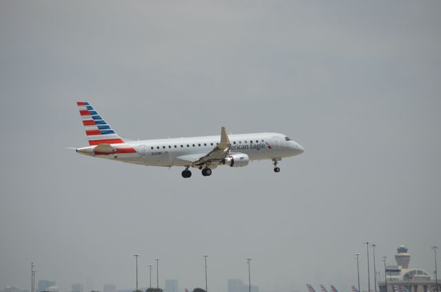 Embraer 170/175 (N221NN) - On final at KDFW arrving from KLIT. 5/28/2016