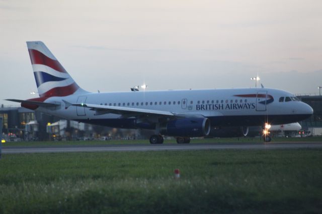Airbus A319 (G-EUPM) - A British Airways A319 taxiing onto runway 27R. br /br /Location: Northern Perimiter Road, beside runway 27R.br /Date: 27.10.22 (dd/mm/yy).