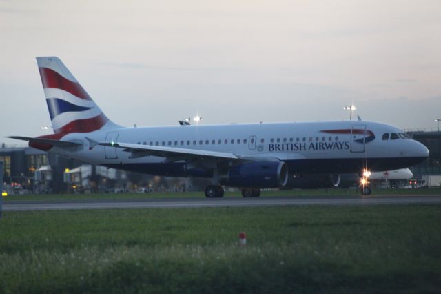 Airbus A319 (G-EUPM) - A British Airways A319 taxiing onto runway 27R. br /br /Location: Northern Perimiter Road, beside runway 27R.br /Date: 27.10.22 (dd/mm/yy).