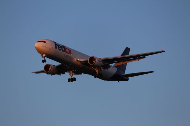 BOEING 767-300 (N161FE) - Landing 28C