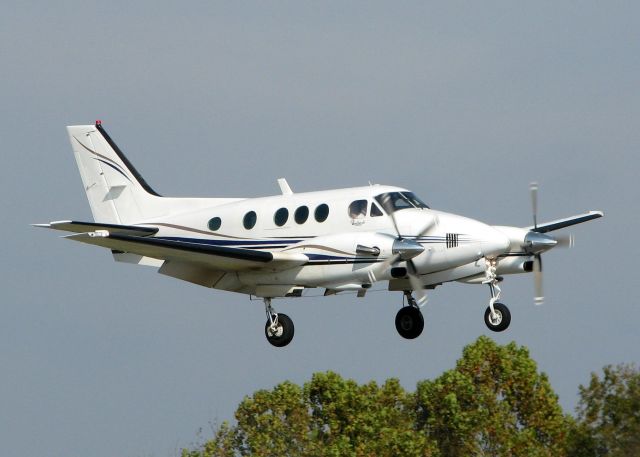 Beechcraft King Air 90 (N104LC) - Landing on 14 at Downtown Shreveport.