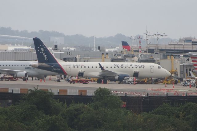 Embraer 170/175 (N401YX)