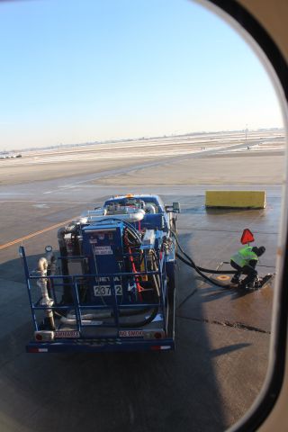 — — - 012613 finishing fueling AA 1279 to KLAS, MD80-series