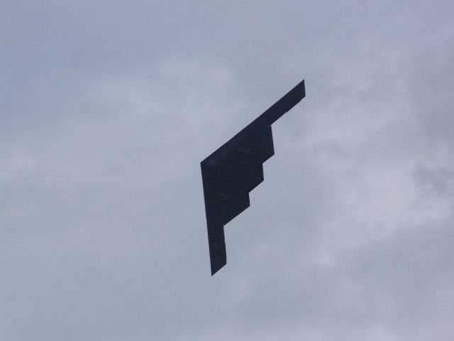 Northrop Spirit — - FLYBY OF A B-2 OVER KLAL AY SUN N FUN