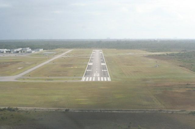 Diamond Star (N867DS) - Short final 8R