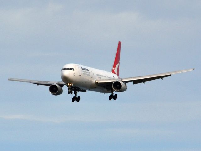 BOEING 767-300 (VH-ZXC) - On short finals for runway 05. Thursday 12th July 2012.