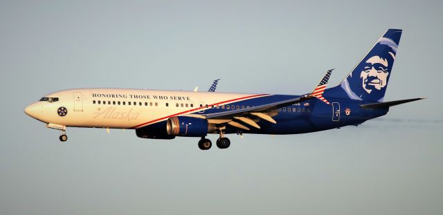 Boeing 737-800 (N570AS)