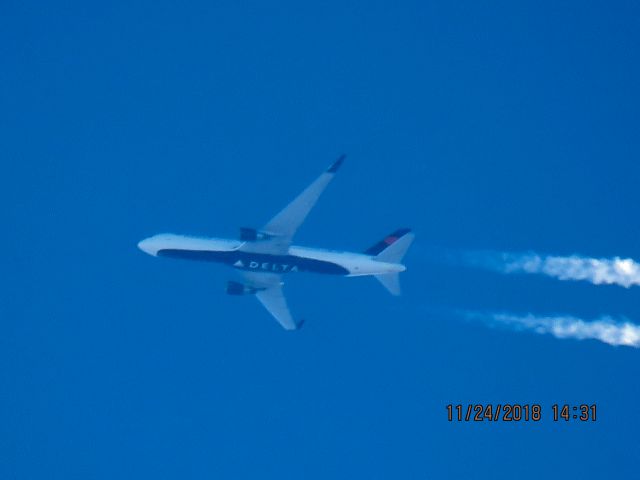 BOEING 767-300 (N175DN)