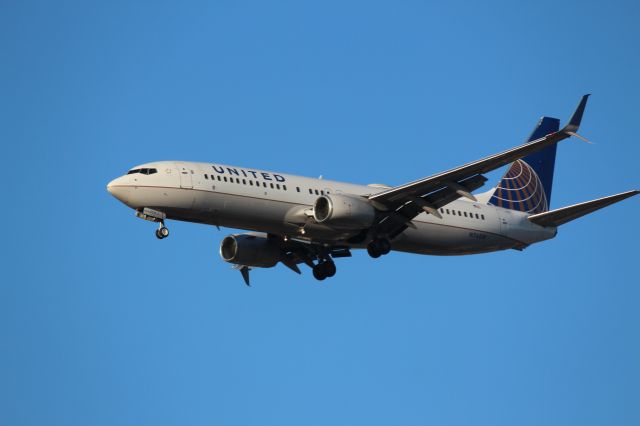 Boeing 737-800 (N76519) - Landing 28C