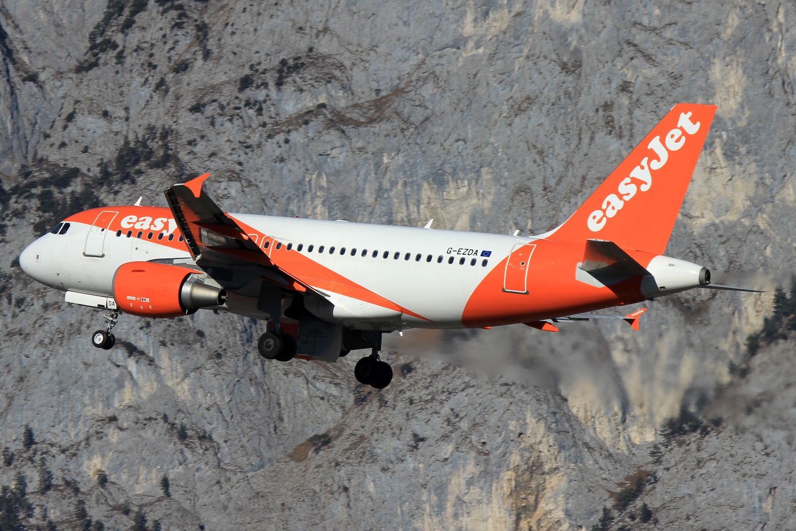 Airbus A319 (G-EZDA)