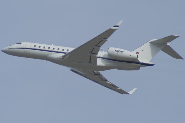 Bombardier Global Express (N624BP) - Wheels in the well att