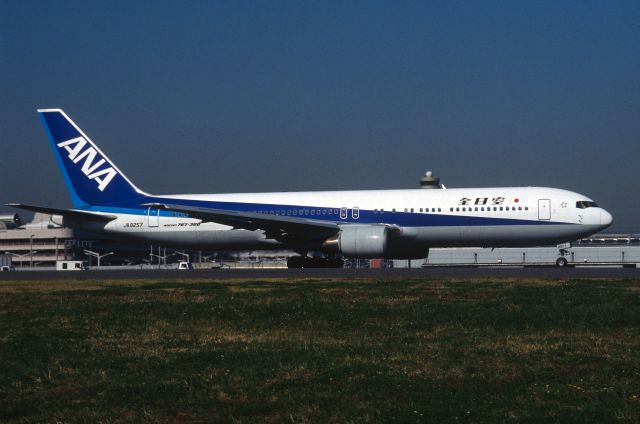 BOEING 767-300 (JA8257) - Taxing at Tokyo-Haneda Intl Airport on 1999/11/05