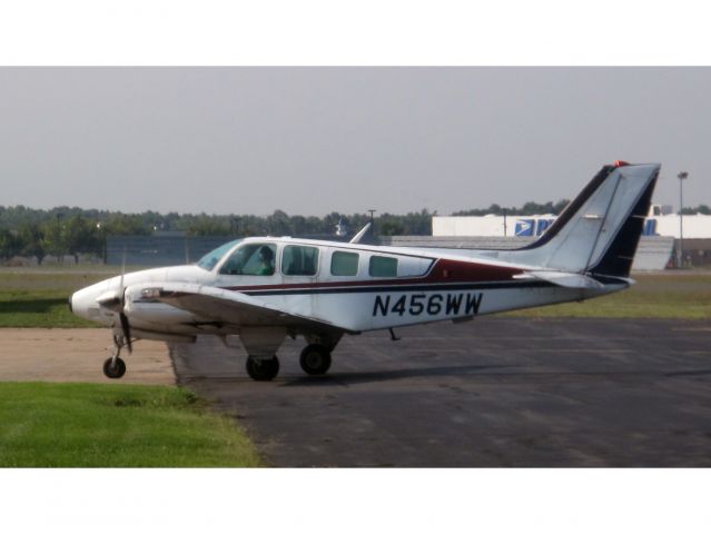 Beechcraft Baron (58) (N456WW) - A hard working baron BE58, used on cargo runs. Flown by very experienced pilots with a lot of weather experience.