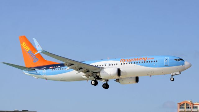 Boeing 737-800 (C-FLZR) - Sunwing landing at TNCM.