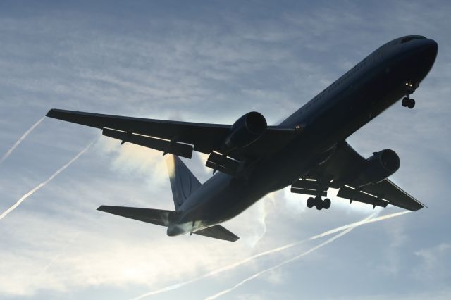 Boeing 747-400 — - United, B767-300ER, dawn arrival.