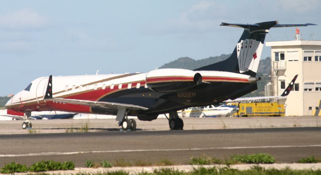 Embraer ERJ-135 (N900EM)