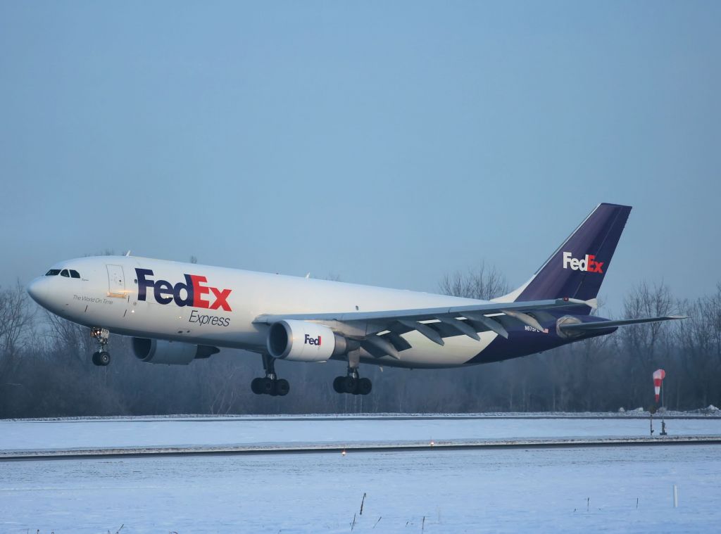 Airbus A300F4-600 (N675FE) - Approaching rwy 25 from Buffalo, NY on 18-Jan-14.