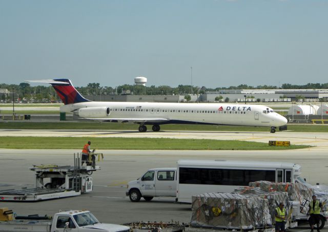 McDonnell Douglas MD-88 (N915DE)