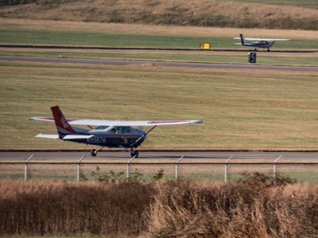 Cessna Skylane (N9987H) - 10/31 Taxiing for take off 