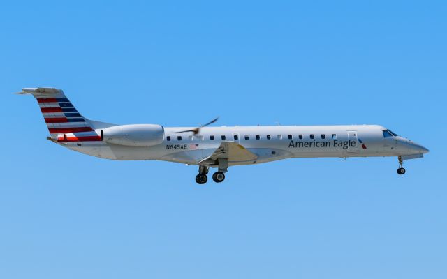 Embraer ERJ-145 (N645AE) - N645AE br /E145 CN:145212 br /ENY3436 GNV-MIA br /2017-05-03 KMIA RWY 9