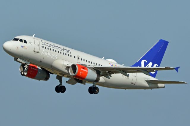 Airbus A319 (OY-KBR) - St. Magleby RWY22R