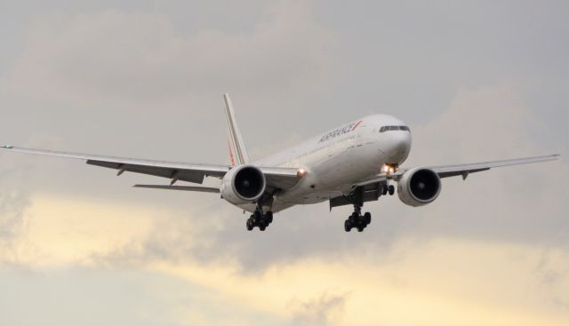 BOEING 777-300ER (F-GZNJ)