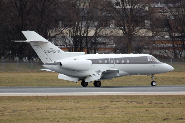 Hawker 800 (CS-DFW)