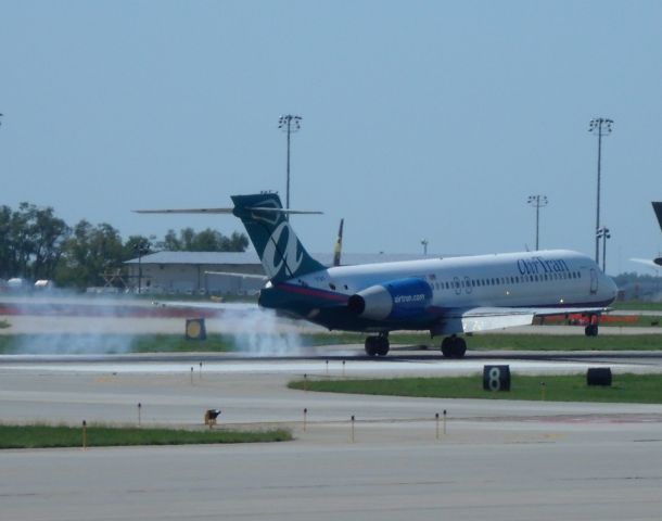 Boeing 717-200 (N972AT) - Landing with smoke on runway 23.