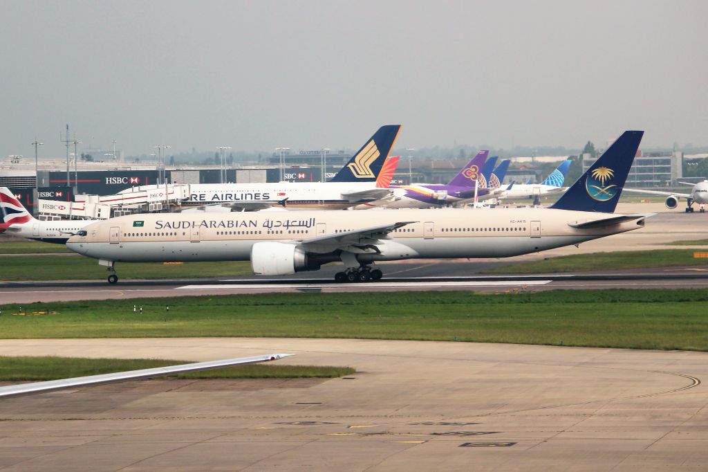 BOEING 777-300 (HZ-AK15)