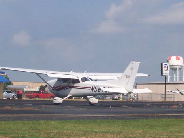 Cessna Skyhawk (N567JW)