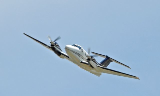 Beechcraft Super King Air 200 (N726CB) - Departing 27 at Carson City