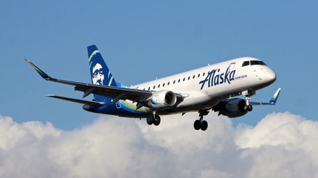 Embraer 175 (N637QX) - QXE2883 from KPDX on final to Rwy 16R on 3.13.19. (ERJ-175LR / cn #17000755).