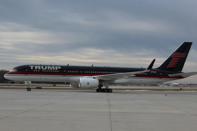 Boeing 757-200 (N757AF) - Donald Trump campaigning in Green Bay, WI - Trump Force 1