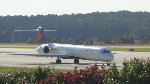 McDonnell Douglas MD-90 (N961DN)
